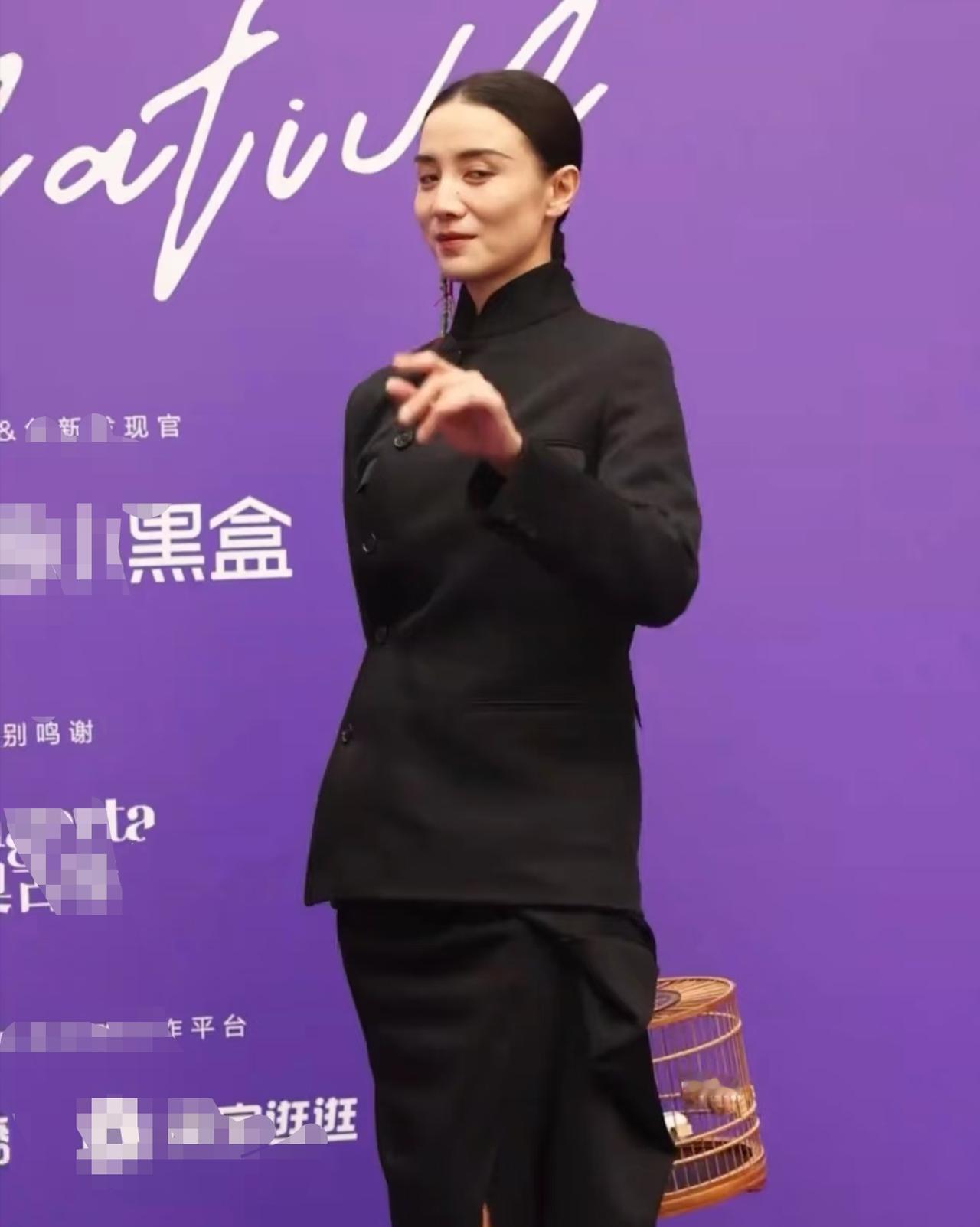 宋佳提着“菜篮子”走红毯，与其说是时尚翻车，不如说是一次对整个娱乐圈“皇帝新衣”