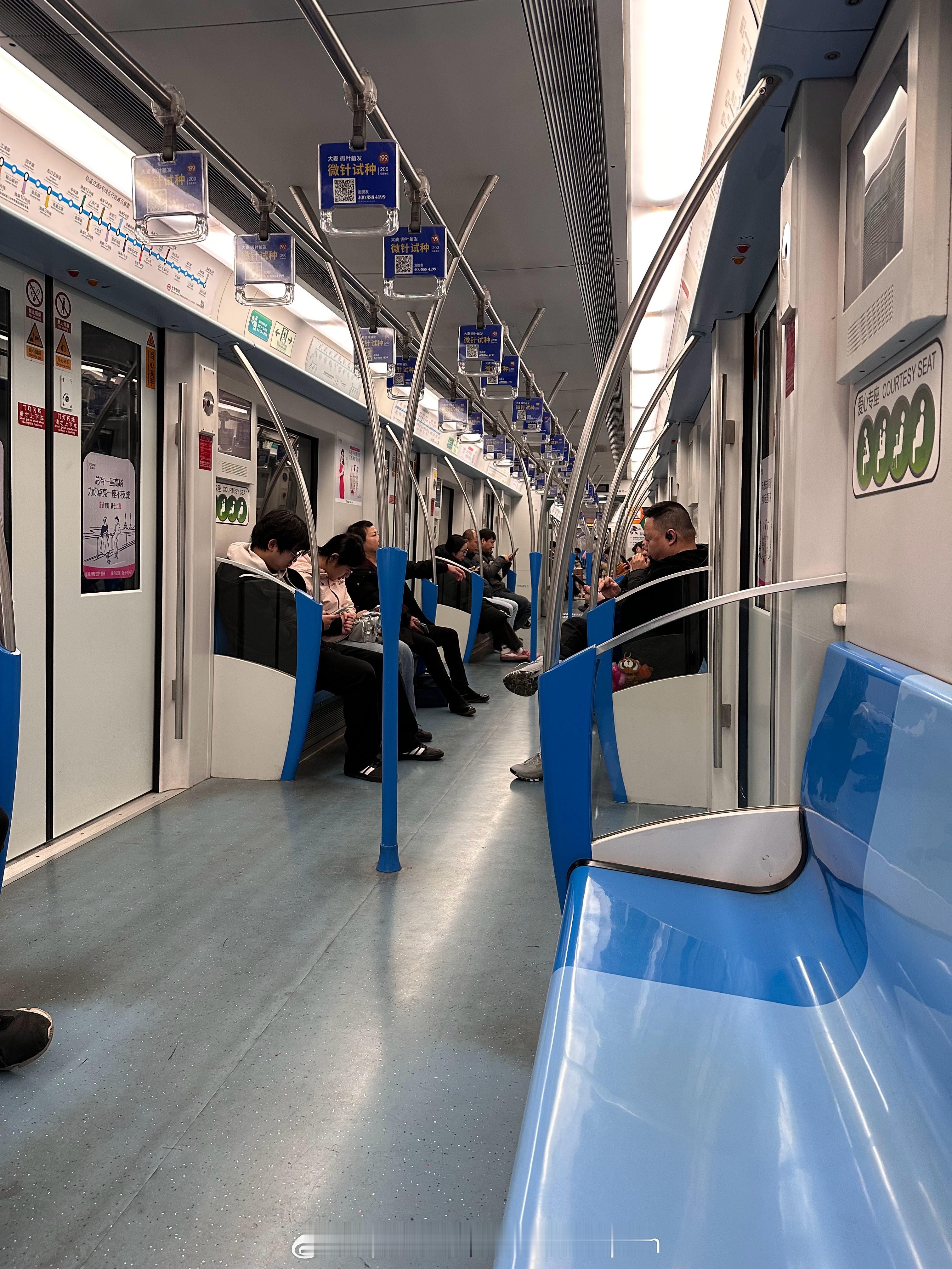 结束这2025年的工作，终于踏上回家的地铁第一次在巢穴旁边这个地铁站坐地铁，这条