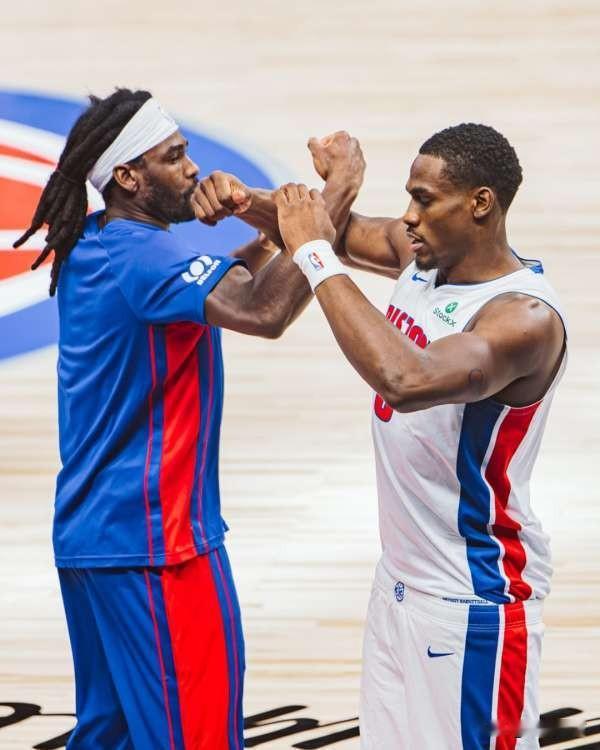 火箭队东部两客场大概率是吞两连败
火箭队在昨天输给76人以后，背靠背接着飞往底特