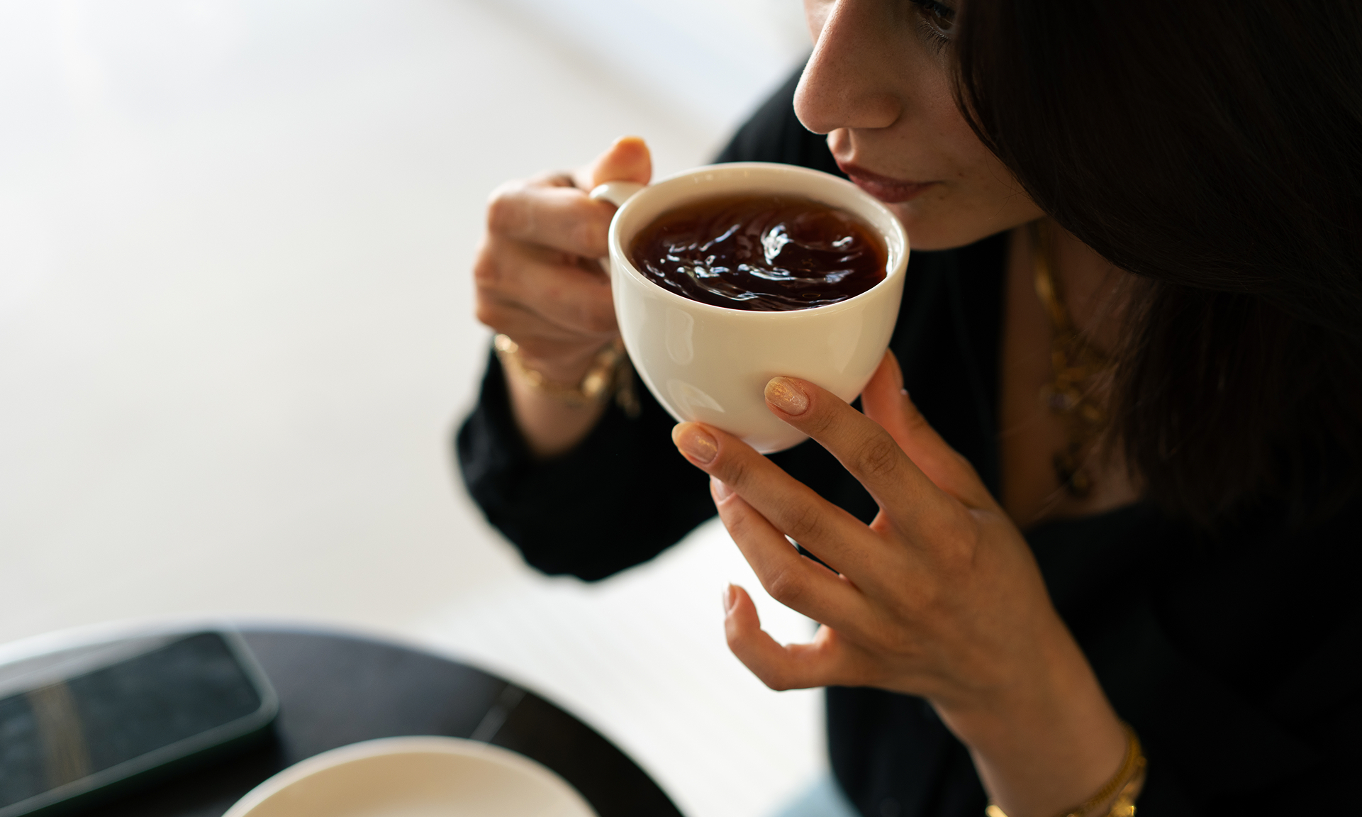 【喝热茶、不光脚，外国网友迷上中式养生】英国“theTab网”1月14日文章，原