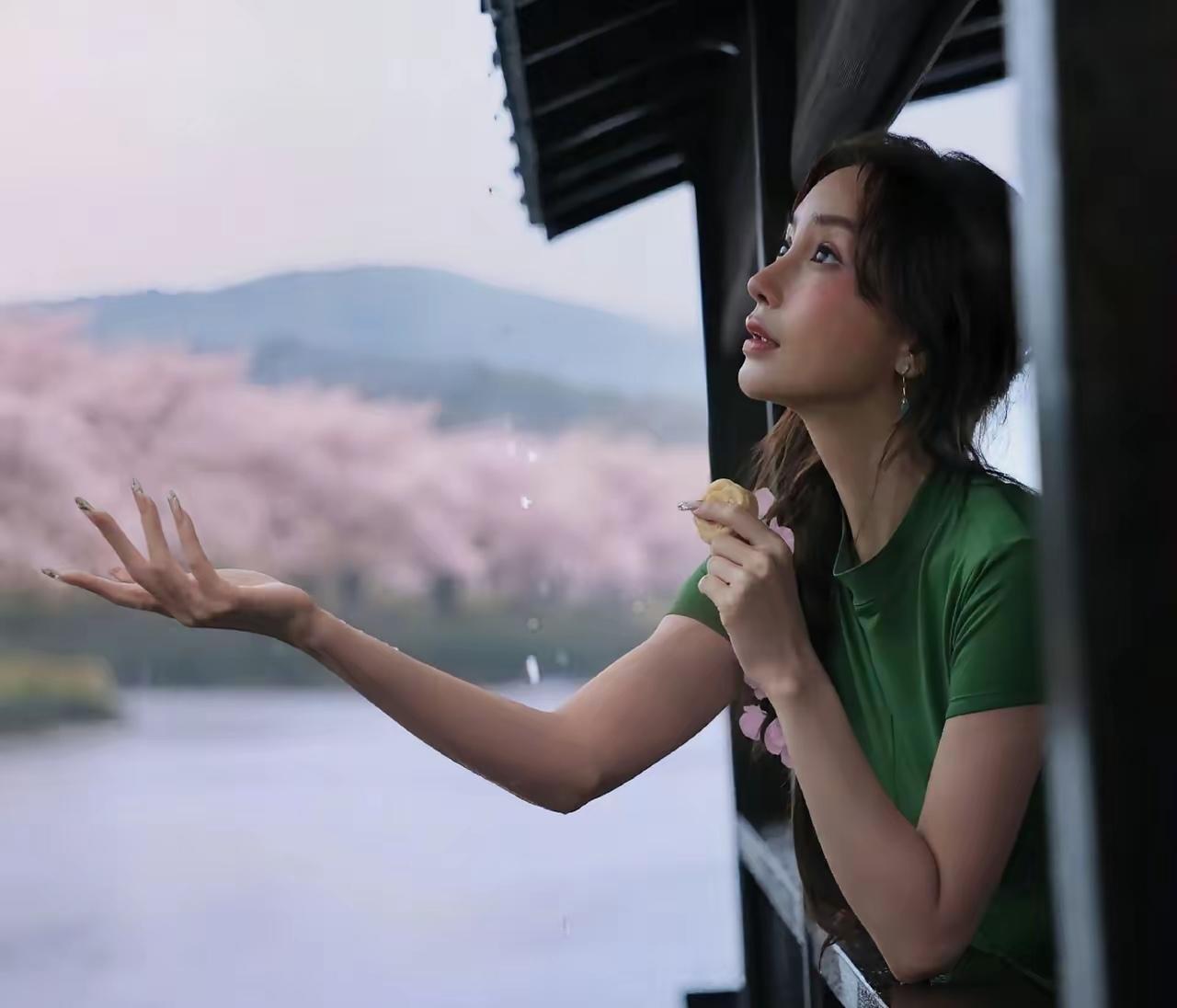 杨颖想要的，是赵丽颖的这种感觉吧？

杨颖新片出炉，网友纷纷表示：颜值下滑严重。