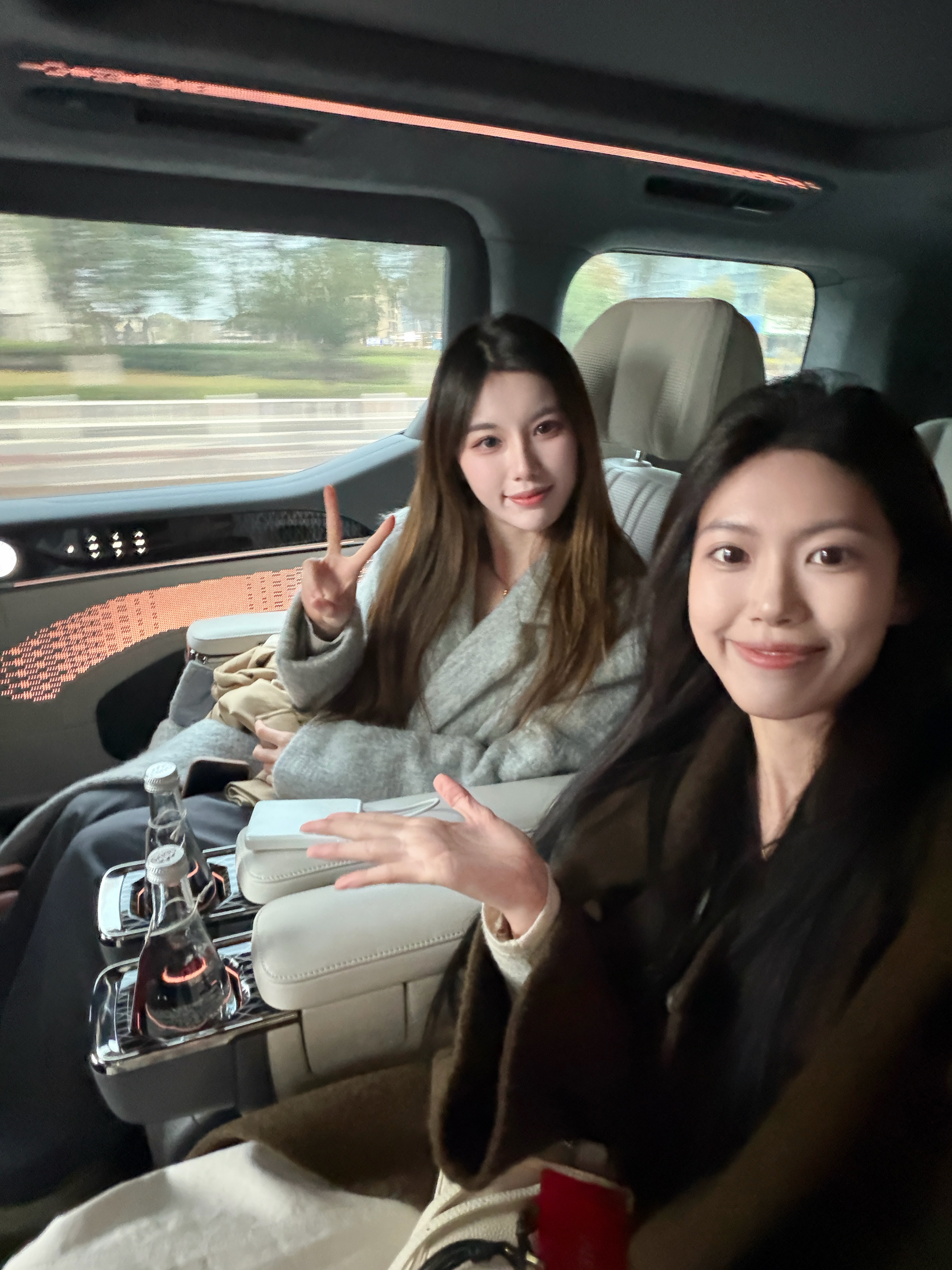 飞飞跟着也是坐上极氪009，过上好日子了