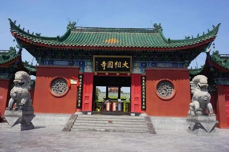开封大相国寺：是一座历史悠久的佛教寺院，充满香火气。很多香客慕名而来，有机会可以