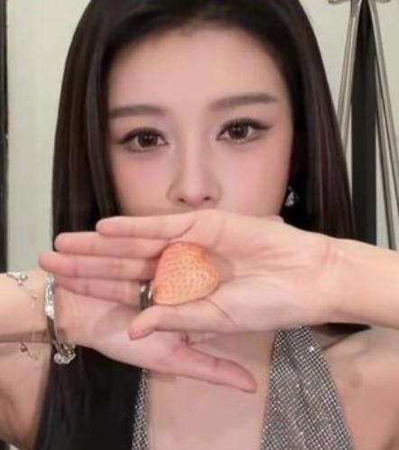 近日，孙怡在社交平台分享了一则生活视频，兴致勃勃地给大家表演“魔术”。
视频中，