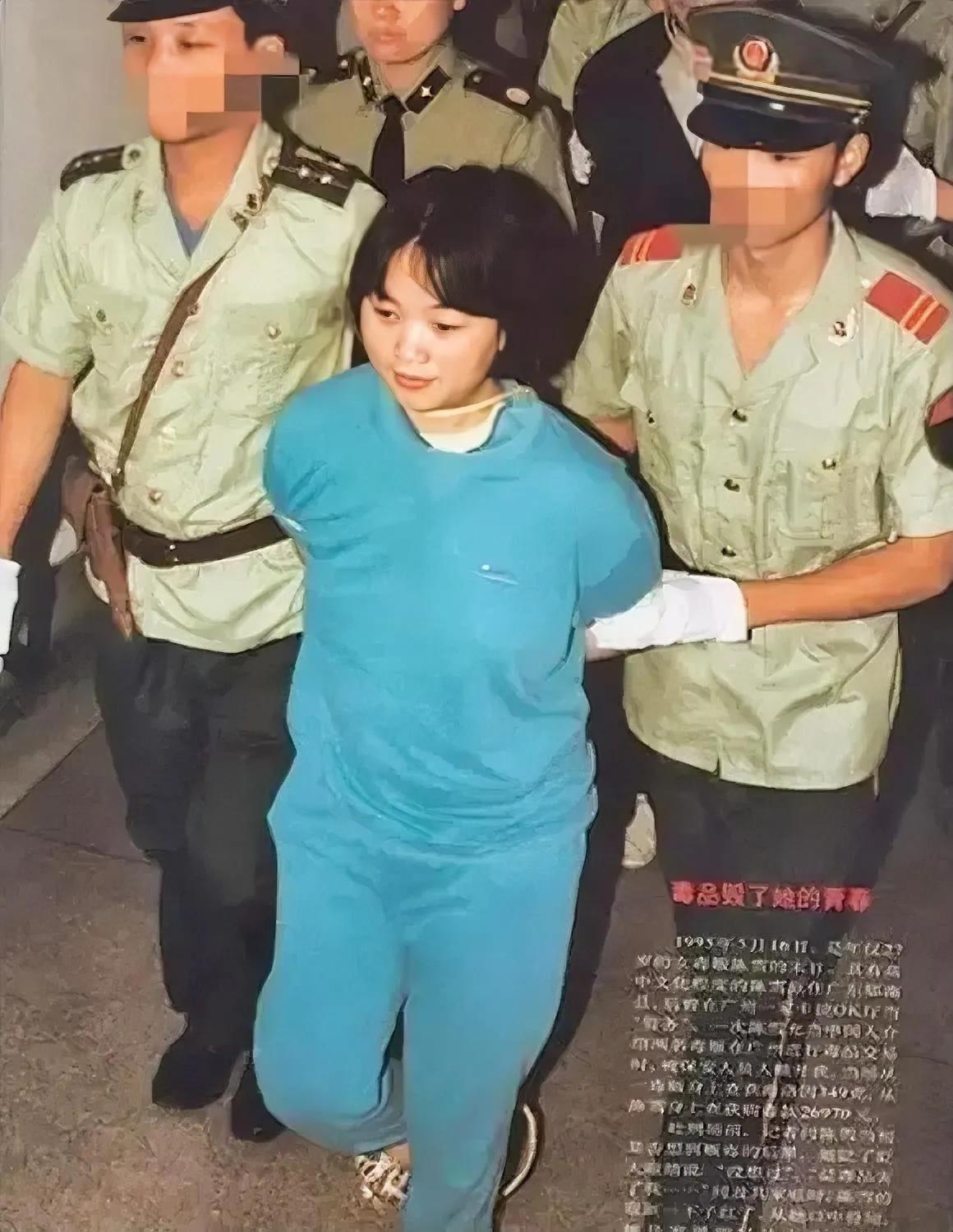 这是90年代，女毒贩陈雪，被押赴刑场的镜头，眼前这个女孩看起来年纪不大，然而实际