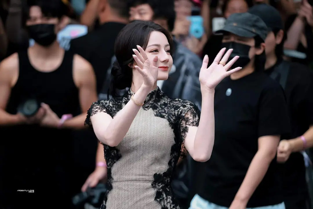 迪丽热巴三里屯线下生图迪丽热巴身材特别好，不过头发糙糙的 ​​​