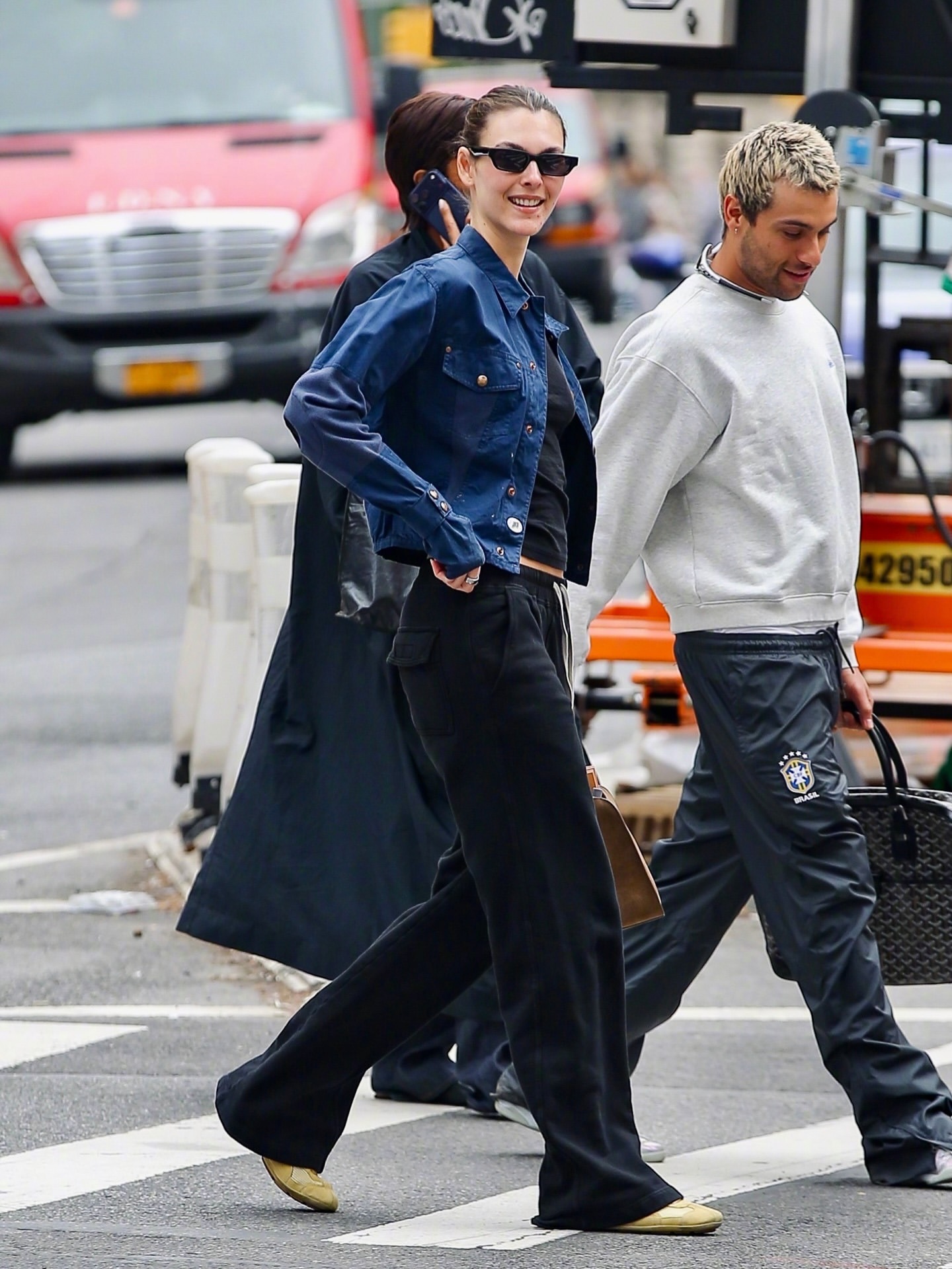 现身纽约的Vittoria Ceretti，头天一个人现身Tribeca，隔天带