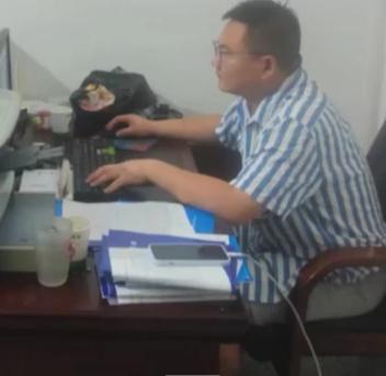 湖南90后乡镇干部，家里老爸瘫痪全靠他撑着，可他对乡亲比亲儿子还亲。去年发大水，