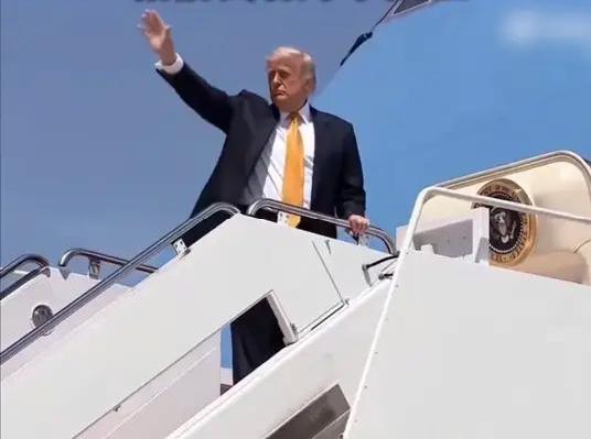 美国总统特朗普的空中一号北京时间19点49分抵达北京，全世界的主流媒体将聚焦中国