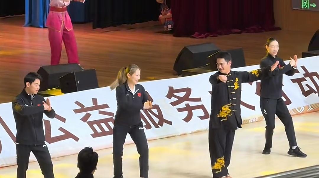 12月17日，刘诗雯和吴敏霞作为奥运健儿到广西崇左大学校园里，参加了丰富多彩的活