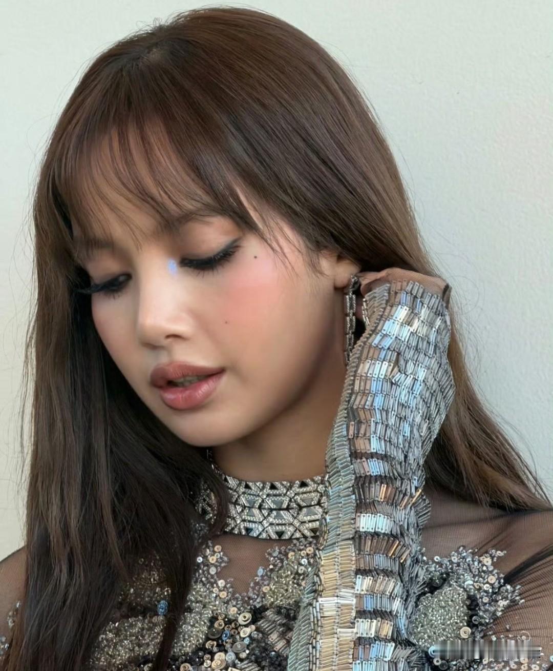 这身材，这气质，Lisa完全是行走的时尚icon啊！[心][心][心]