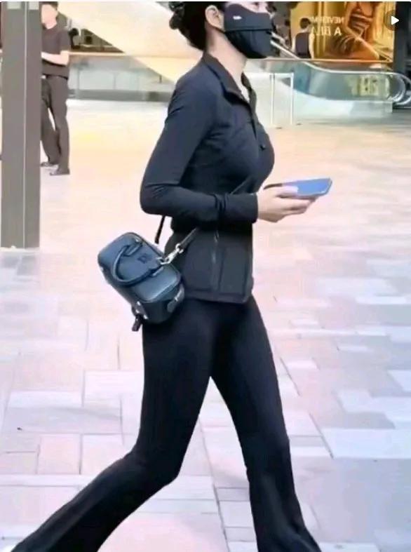 怪不得年轻女人，越来越喜欢穿瑜伽裤出门了，这走路姿势有多霸气啊，回头率绝对是杠杠