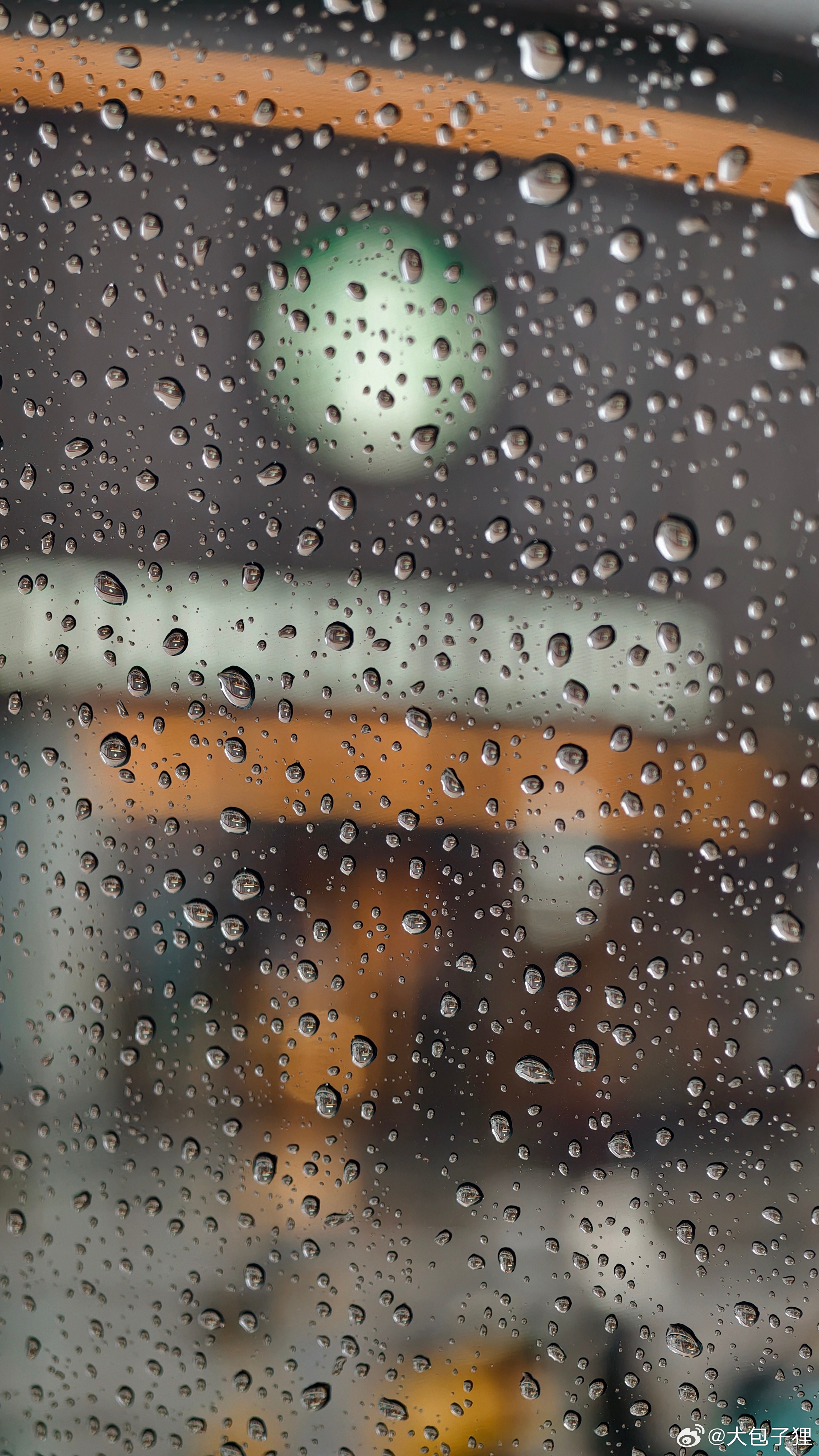 又是一个大雨的周一早晨，为什么总是感觉下雨、周一、堵车这些事情都挤在一起发生呢？