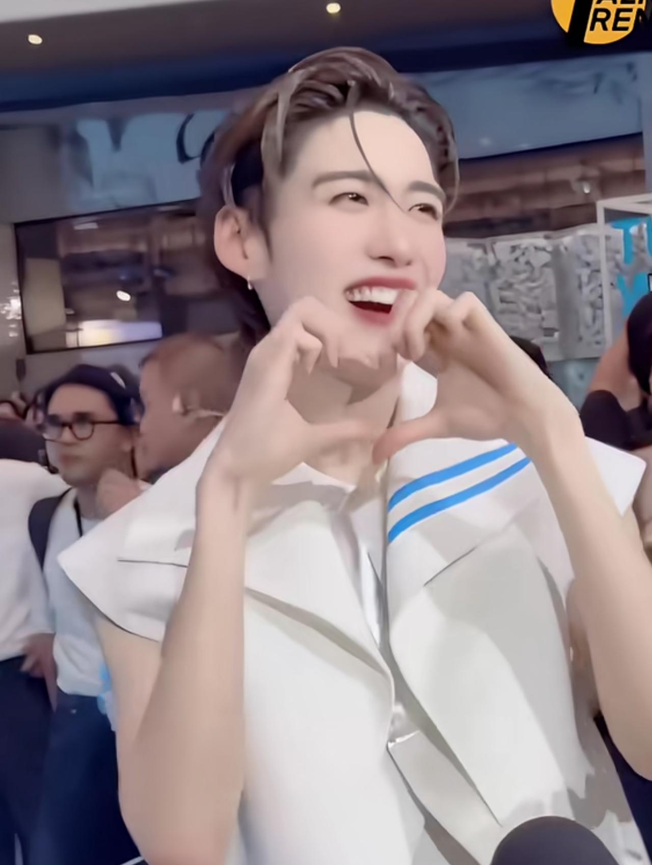 这个女艺人还是有点棱角的，适合演东方不败，不逊于林青霞。