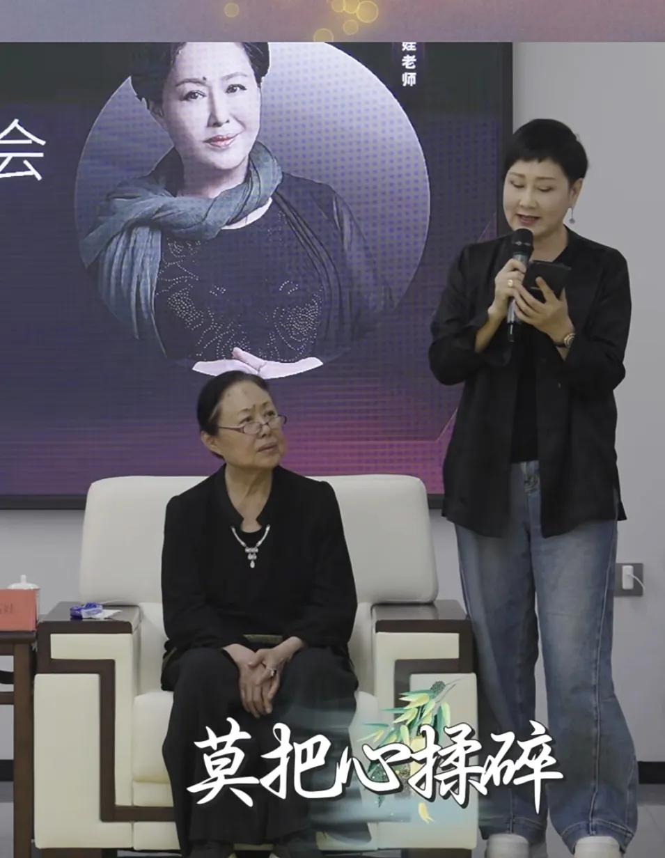 张凯丽致敬老艺术家斯琴高娃，感人：近日，斯琴高娃从艺术六十周年座谈会，老戏骨张凯