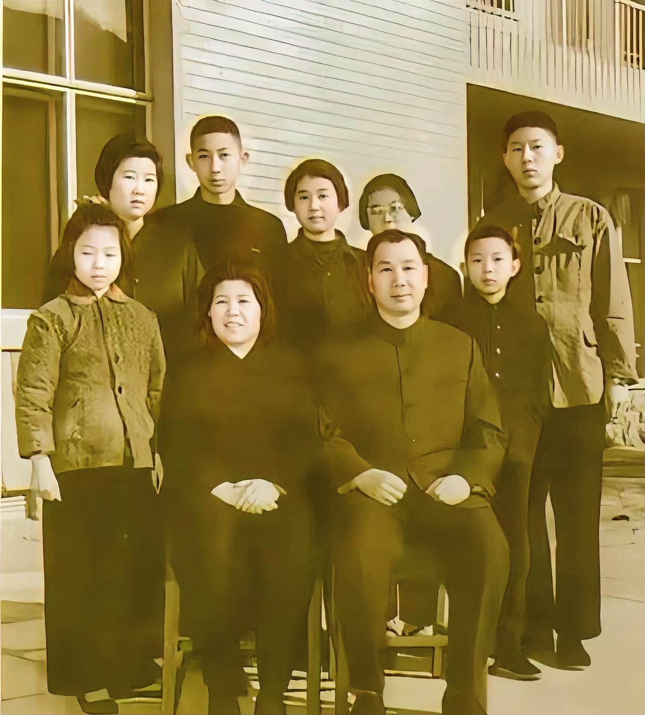 一生圆满的开国上将，妻子为他生育10个子女，有3个孩子成将军。考考你，这是谁一家