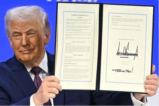 “和平委员会”签约名单公布
 
瑞士达沃斯的论坛大厅里，19 个国家的代表跟着美