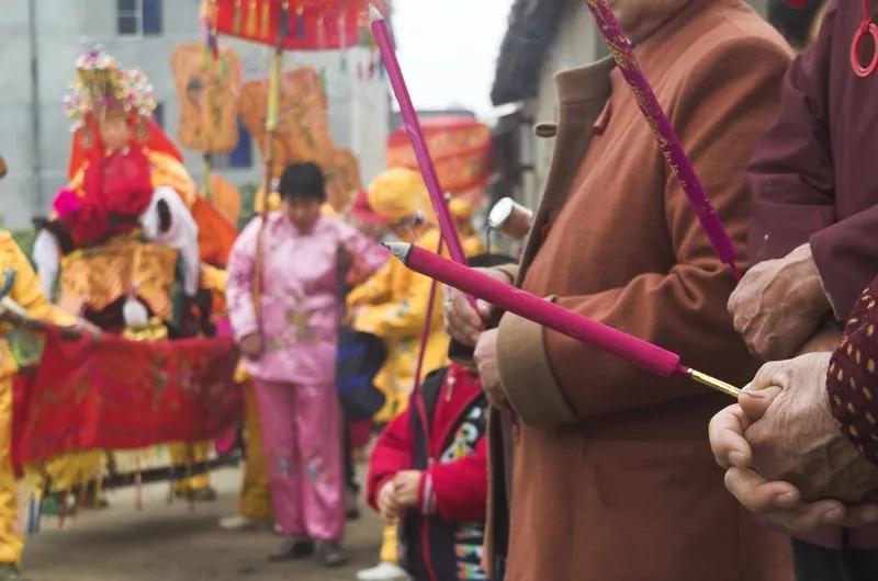 禁止烟花与游神，
冷冷清清失年味，
因噎废食求安全，
…请续句…[玫瑰][玫瑰]