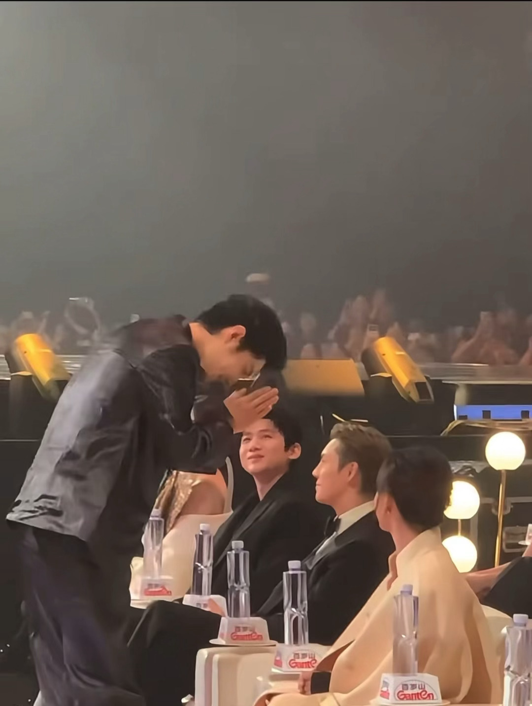 白敬亭看肖战的眼神好慈祥白敬亭看肖战好慈祥的眼神 小白看肖战这个眼神好慈祥哈哈哈