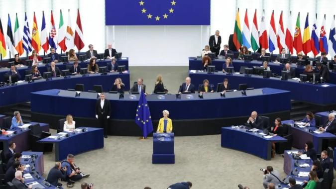 当美国深陷中东泥潭时，欧盟也不遑多让在围绕是否提供乌克兰900亿欧元贷款的问题上