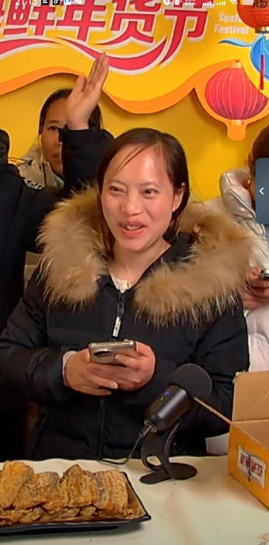 梁志辉姐妹在直播间里唱着近乎跑调的相亲相爱一家人，爸爸则在一旁伴舞，虽然跑调了，