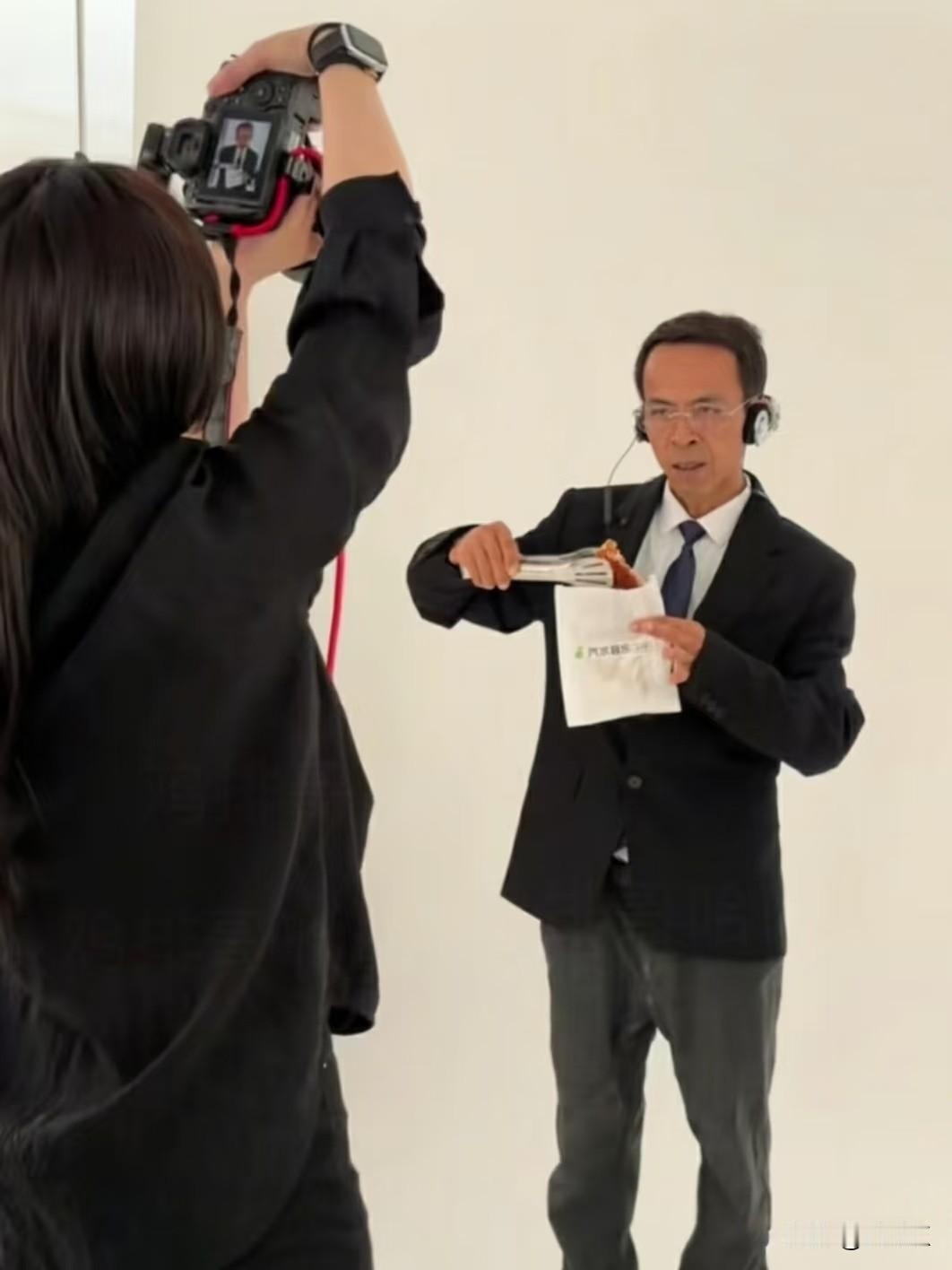 我刷到鸡排哥拍定妆照
大哥穿不合身西装，还举着鸡排拍照
那又认真又接地气的样子