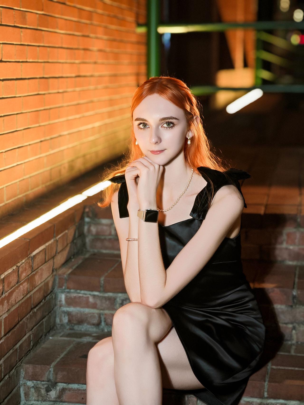 长沙街拍📷-潮宗街红墙
设备：Xiaomi 15 Ultra
长沙约拍 长沙打