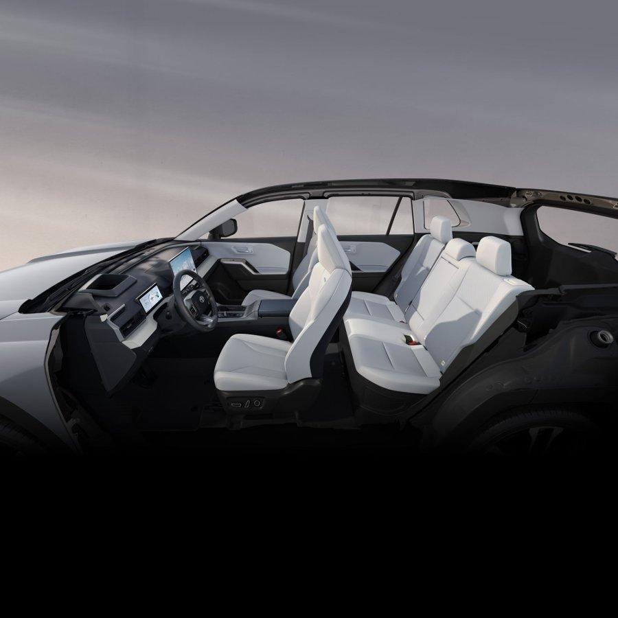 第六代 RAV4 荣放虽然是一款紧凑型 SUV，但空间感还是很不错的，不管是 2