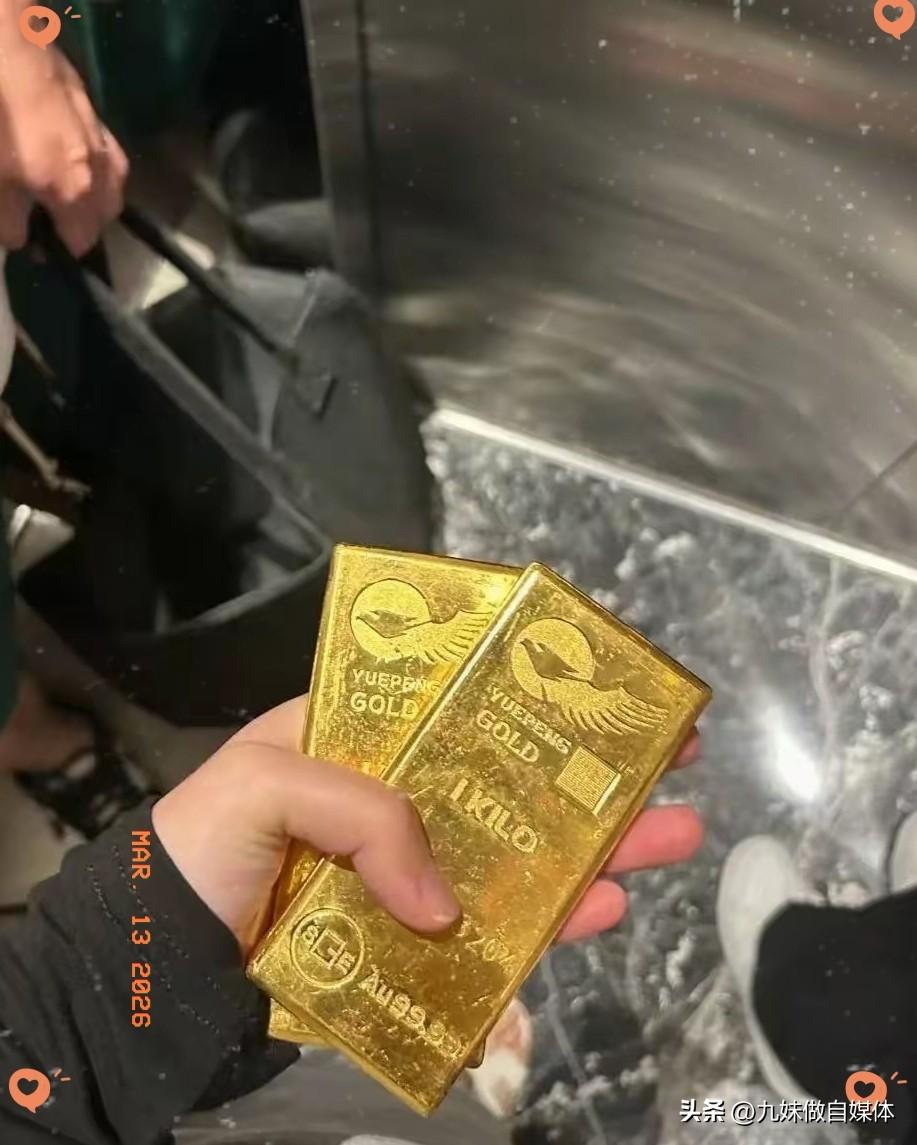 一觉睡醒，
手里有黄金的朋友又懵了。
昨天金价还在1150，刚一查已经跌到113