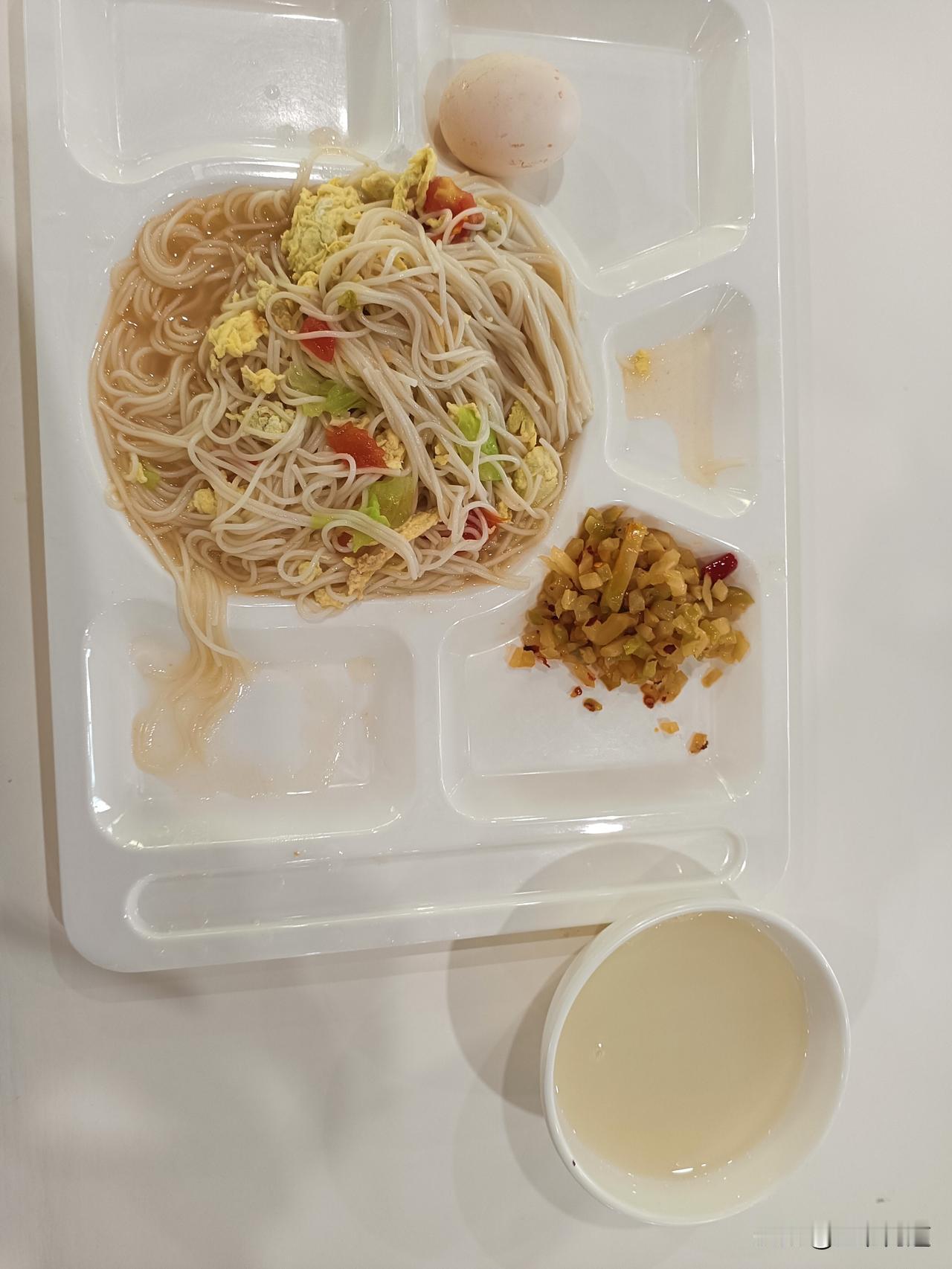 这是某食堂的4元早餐，其实还可以多加一个包子，或小红薯，小玉米，价钱不变。4元早