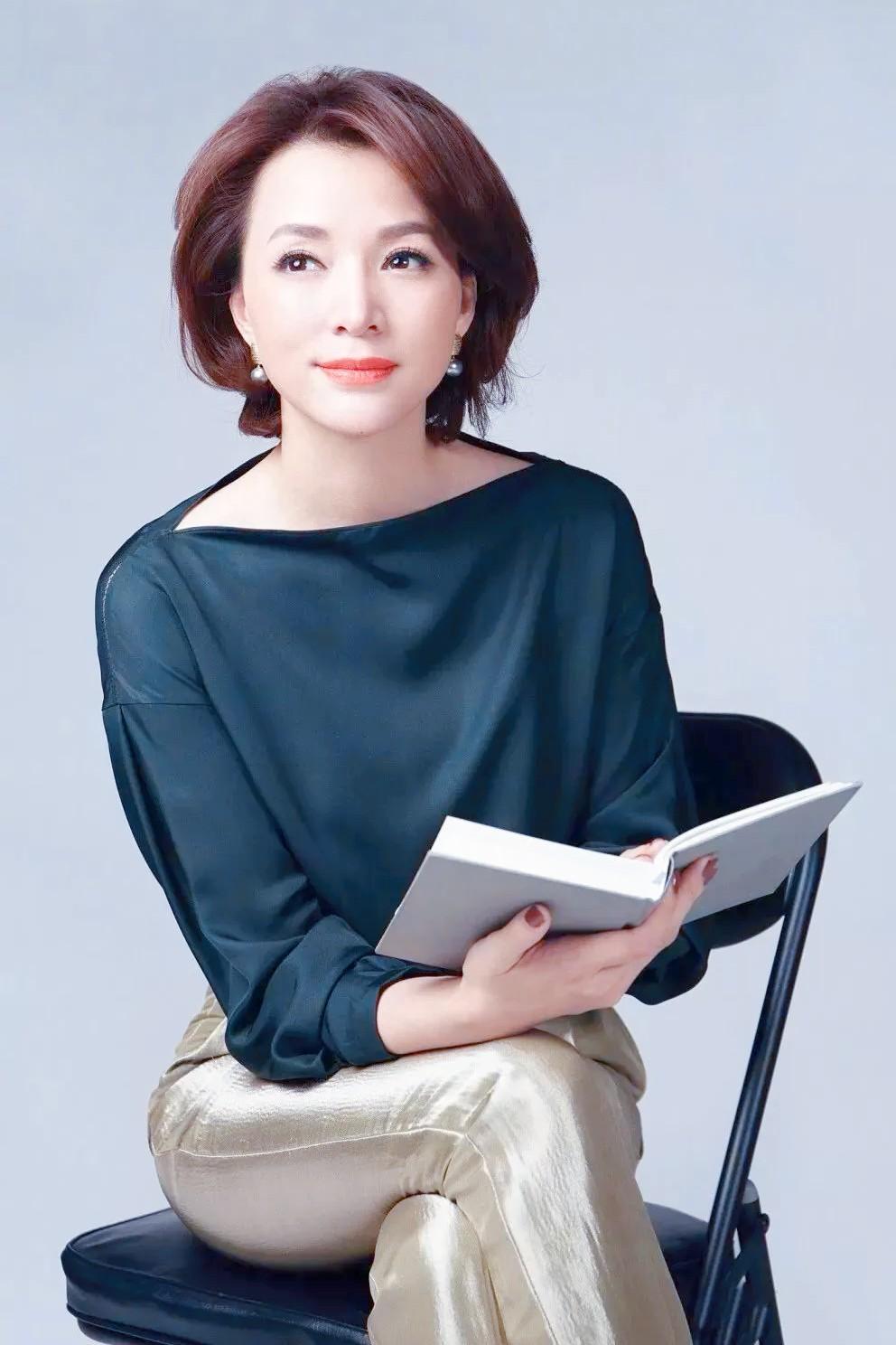 董卿曾言：“保护之道，不在高估自我于人心之重，伤人者非他人之冷酷，乃自心之幻想。