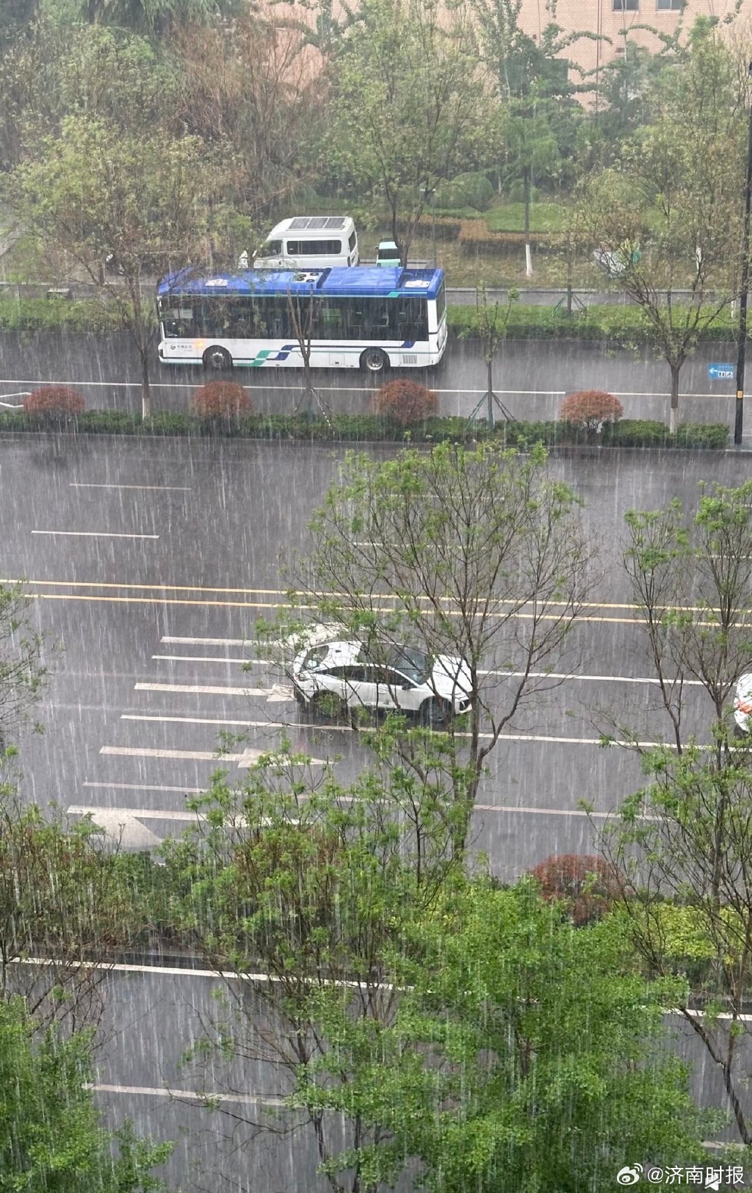【#济南多地突降急雨#】今天下午，济南多地突降急雨，市民朋友下班路上请注意安全。