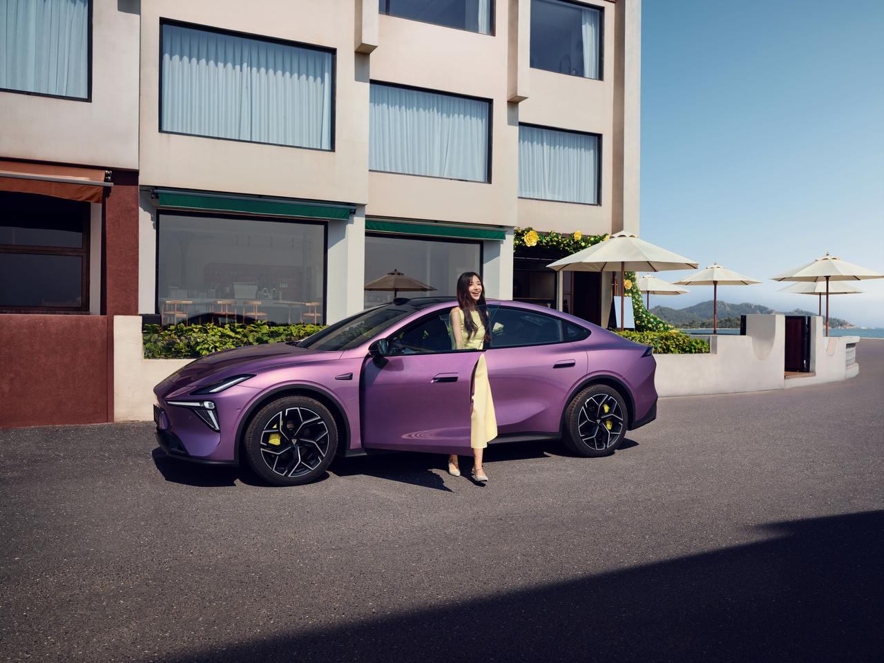 深蓝L06这款车确实有惊艳到我，不管是配置还是性能，都是同级竞品所不能媲美的，竞