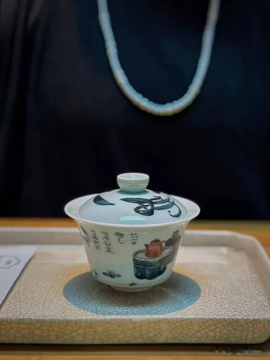 静观手中器￤方知茶中趣
「一盖碗，盛几许烟云
「杯叠影，藏几分清雅
茶未饮，气已