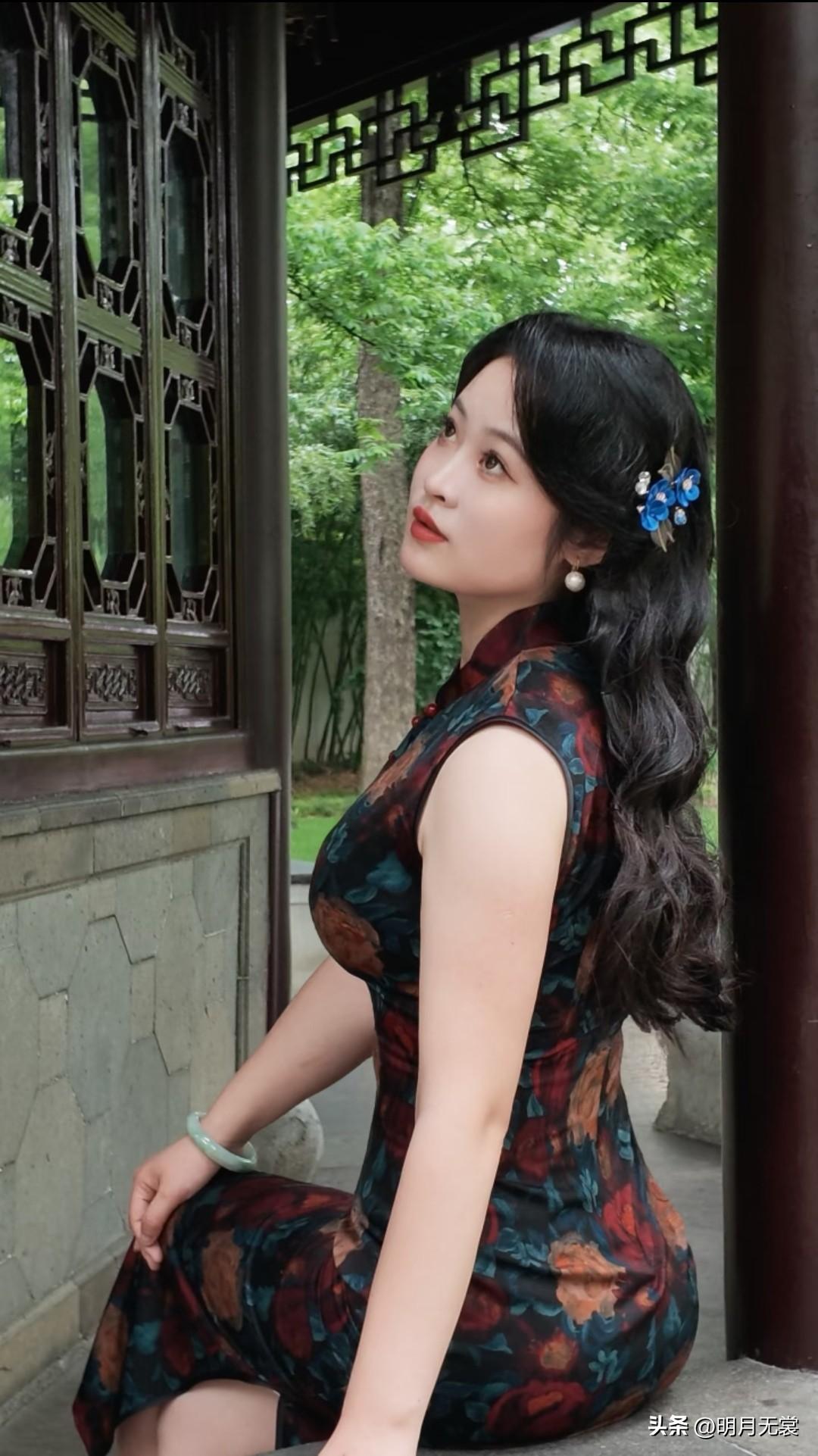 穿上民国风的锦缎旗袍，烫个大波浪，园林凳子上坐一坐，便知女人味有没有。减龄中式旗