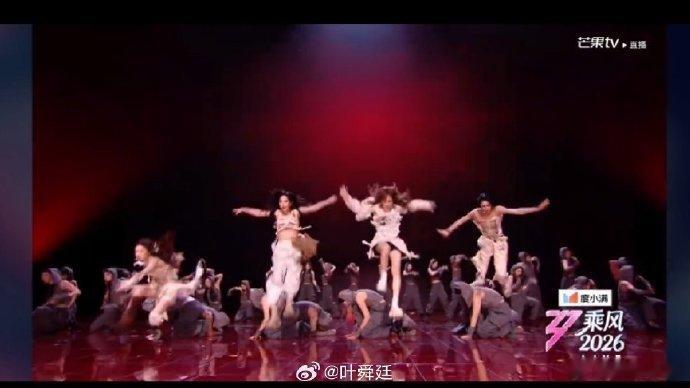 王霏霏孟佳这段好强 从青涩的新人到如今的舞台传奇，她们陪伴了我们整个青春。看着台