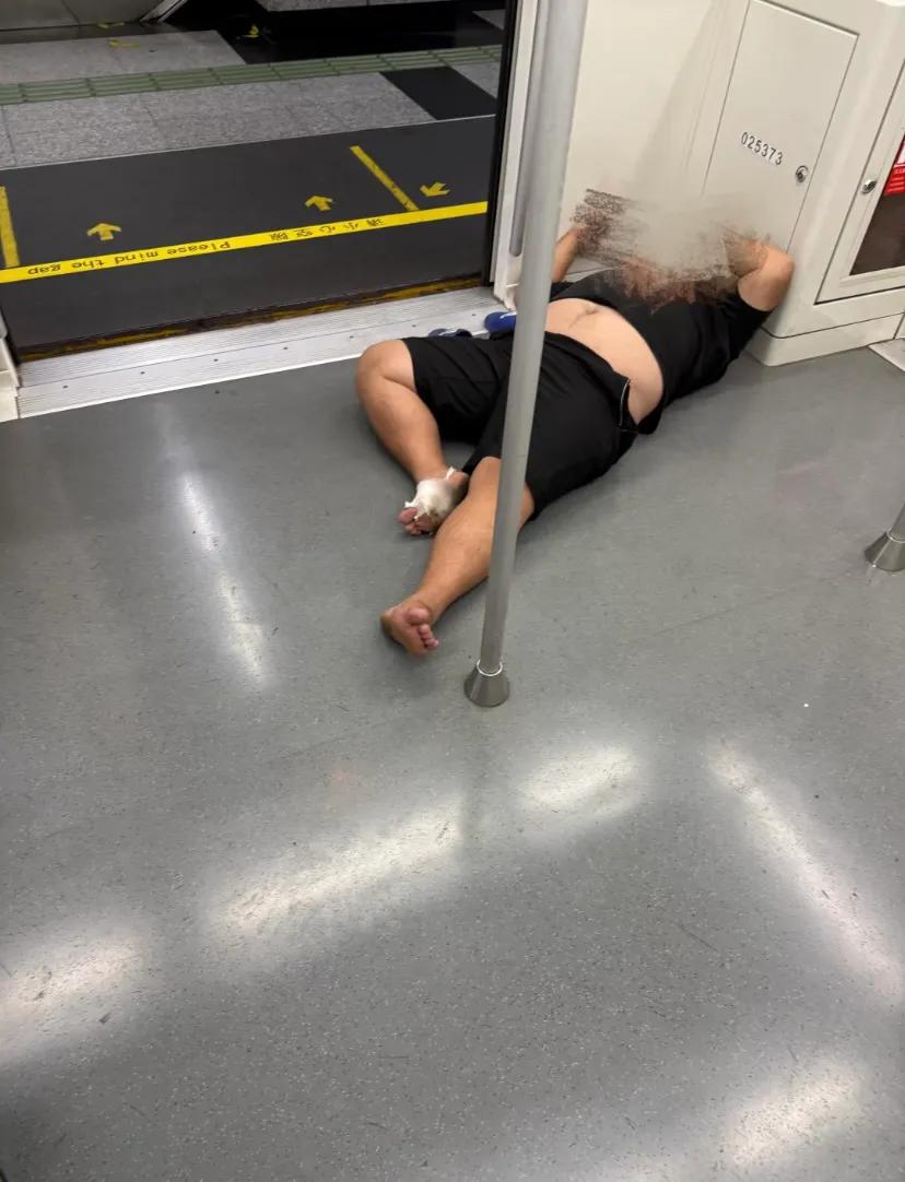 网友爆料，上海地铁2号线江苏路站，开门瞬间“王炸”……[尬笑]
