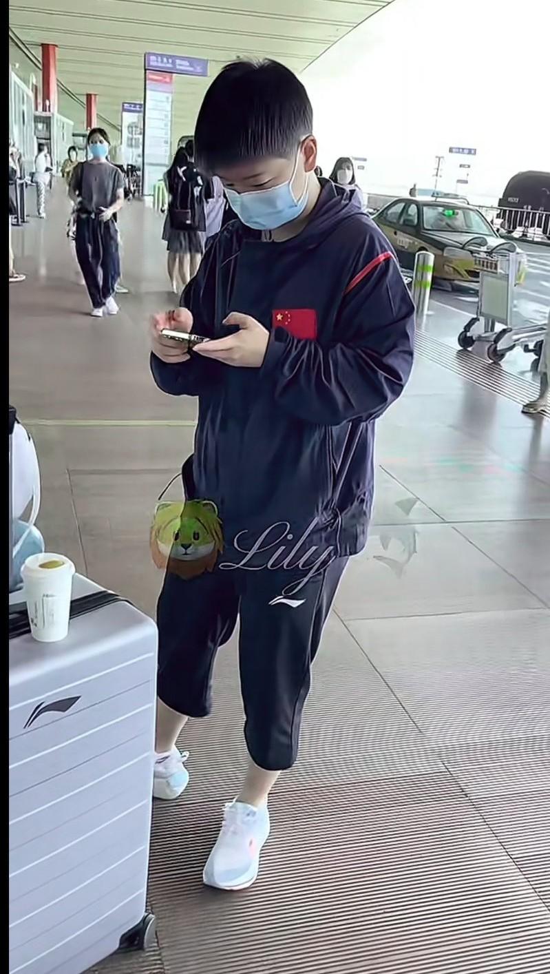 正是少女幻想时期，她剪的这个头发比男孩子还短，这件衣服肯定是莎莎叠的，莎式叠衣法