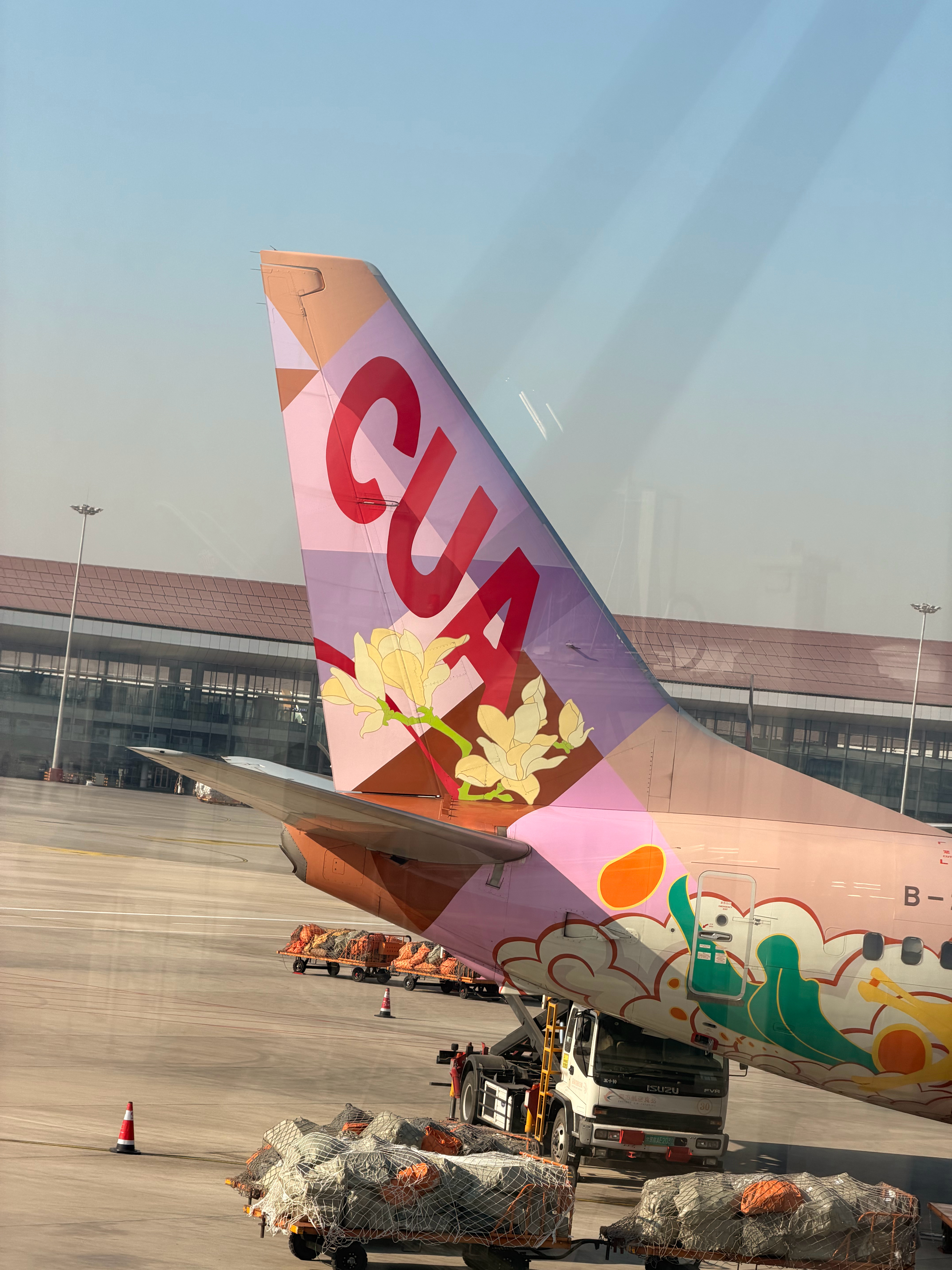 联航的飞机这个尾标感觉很快，cuacua的 