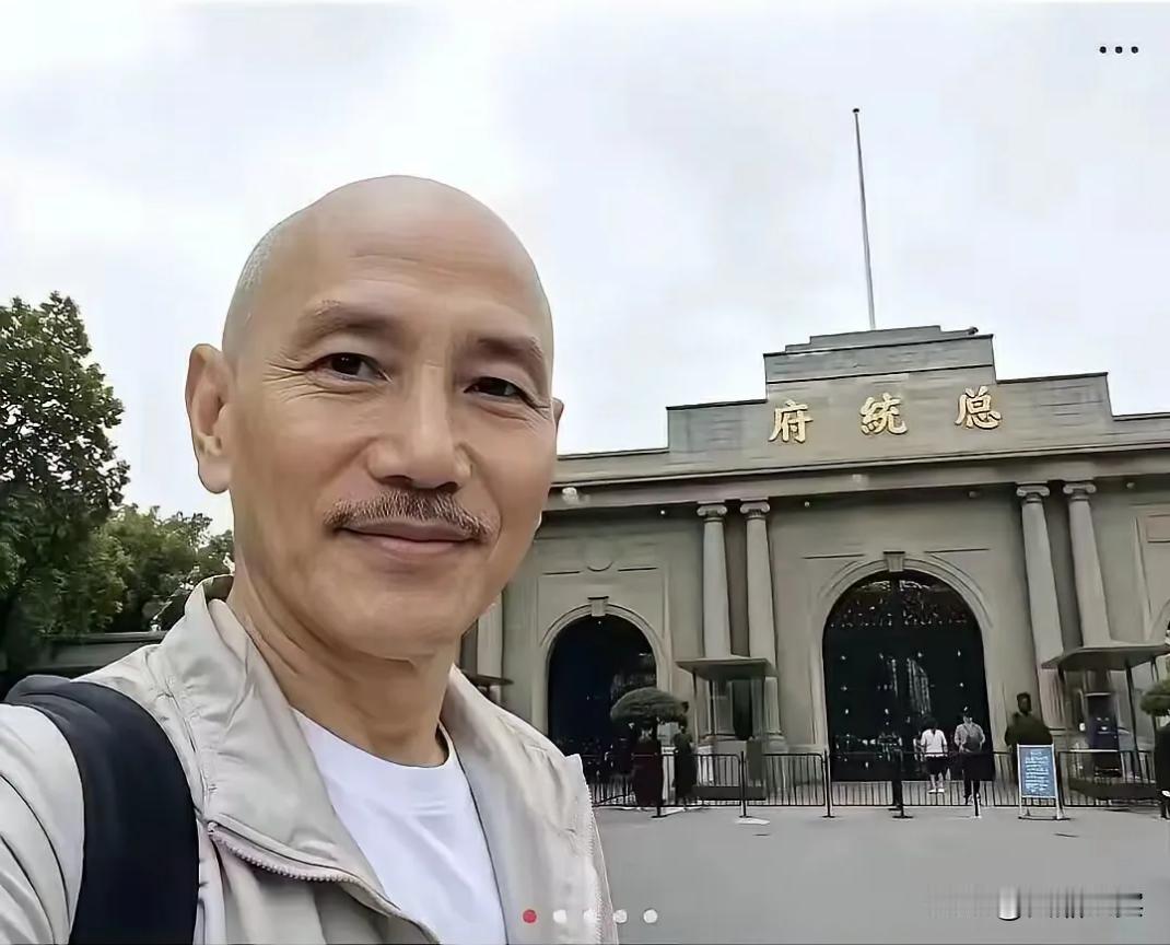 我只想知道：这位大哥进总统府用门票吗？[泣不成声]