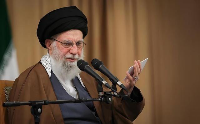 前几天，有网友在讨论，马杜罗比哈梅内伊慢走一步了，因为伊朗多城开始了骚乱，哈梅内