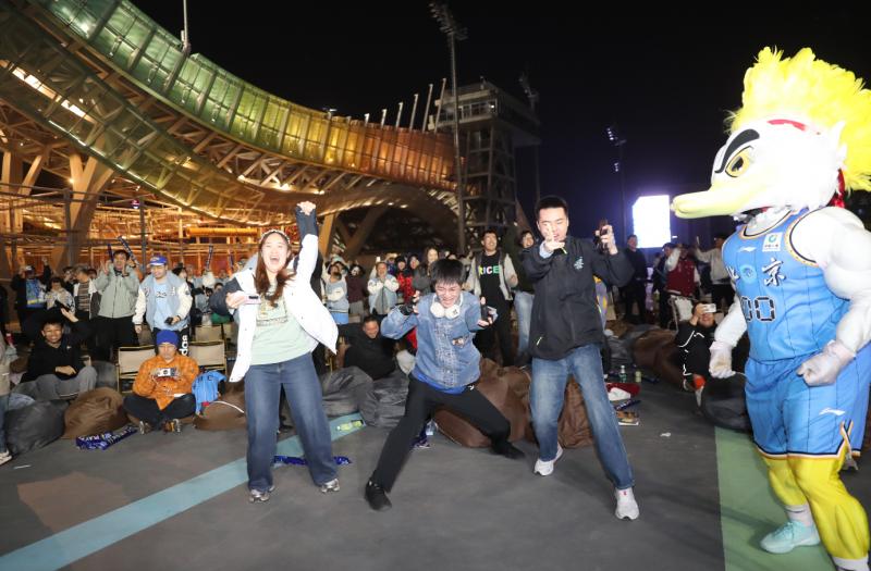 首钢园第二现场免费开放，为北汽男篮季后赛加油
 
五一首钢园狂欢圆满收官，精彩不