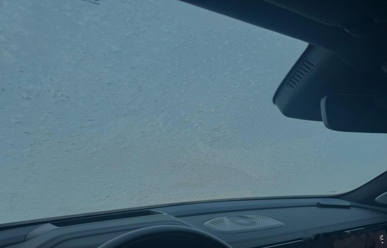 对于急着去公司的人来说，看到这种玻璃有多绝望，冬天再也不敢把车停地上了！ 