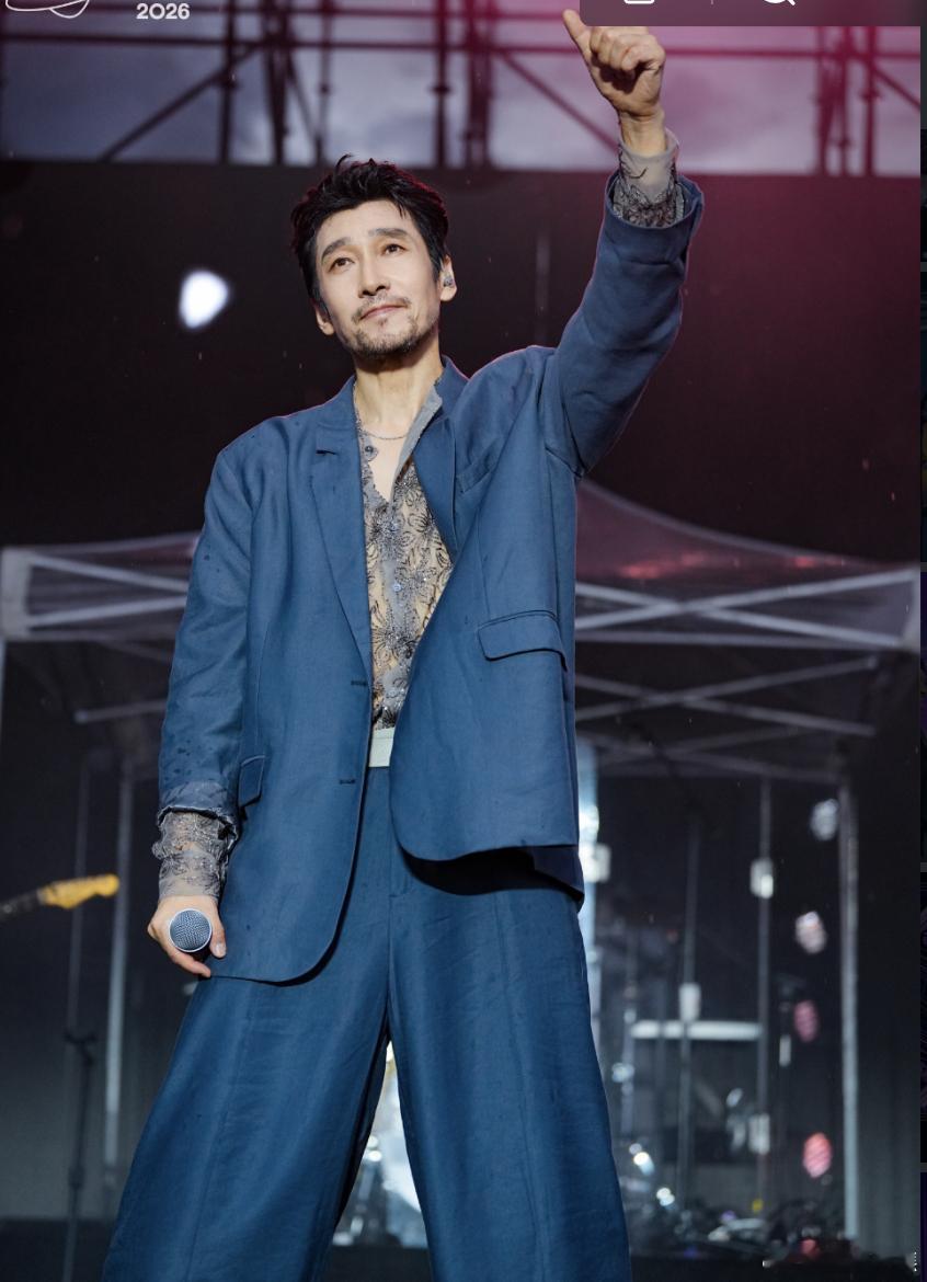 满江唱着归来又杀回来了披荆斩棘一路向北方的歌词萦绕耳边，满江晚安版归来氛围感十足