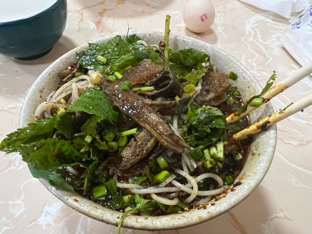 兄弟们！到玉溪必须吃鳝鱼米线！必须！要致死量的薄荷和韭菜！ 玉溪