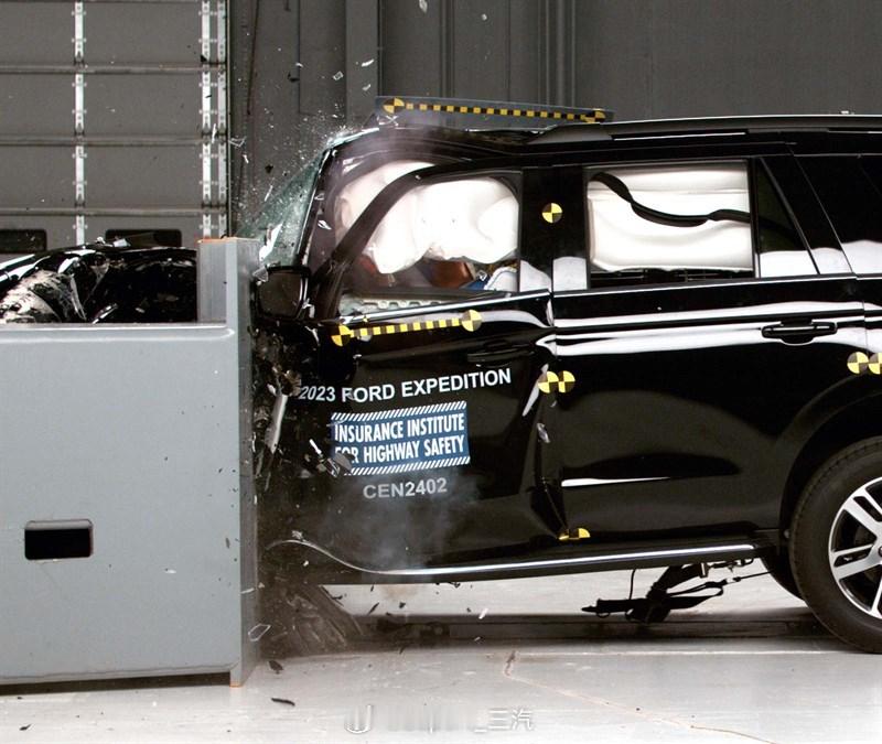 #iihs#美帝一堆大型皮卡SUV又惹事了：IIHS碰撞A柱全弯[二哈] ​​​