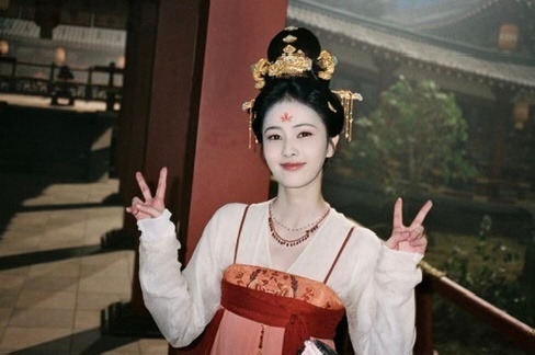 白鹿[超话]  “你是我的盛夏晴空，也是我的雨后斜阳。白鹿🥀白鹿王韵娜 ​​​
