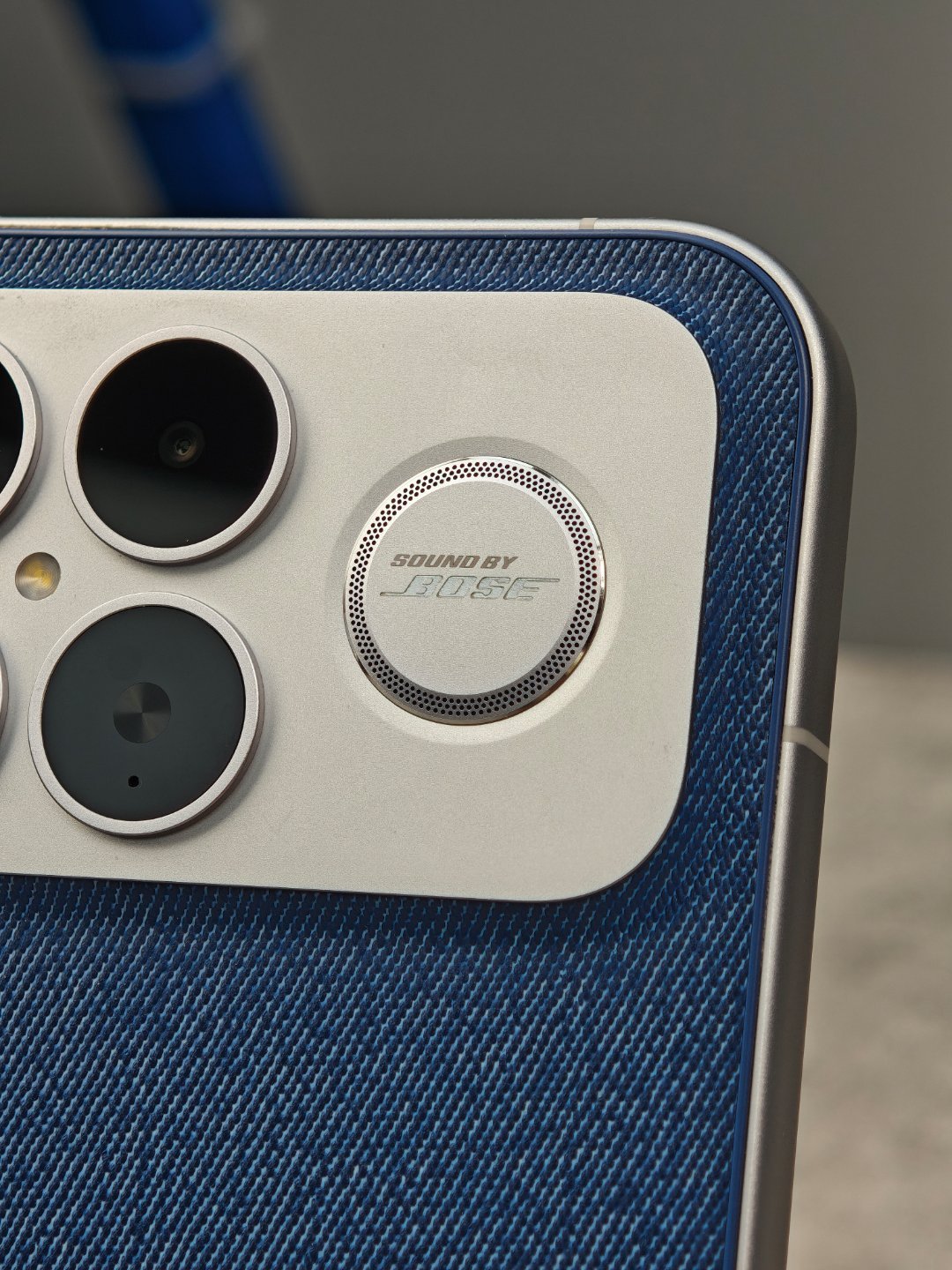 K90系列背部Deco这块凸起被Redmi玩出了3种花样K90和背板一体的光面玻