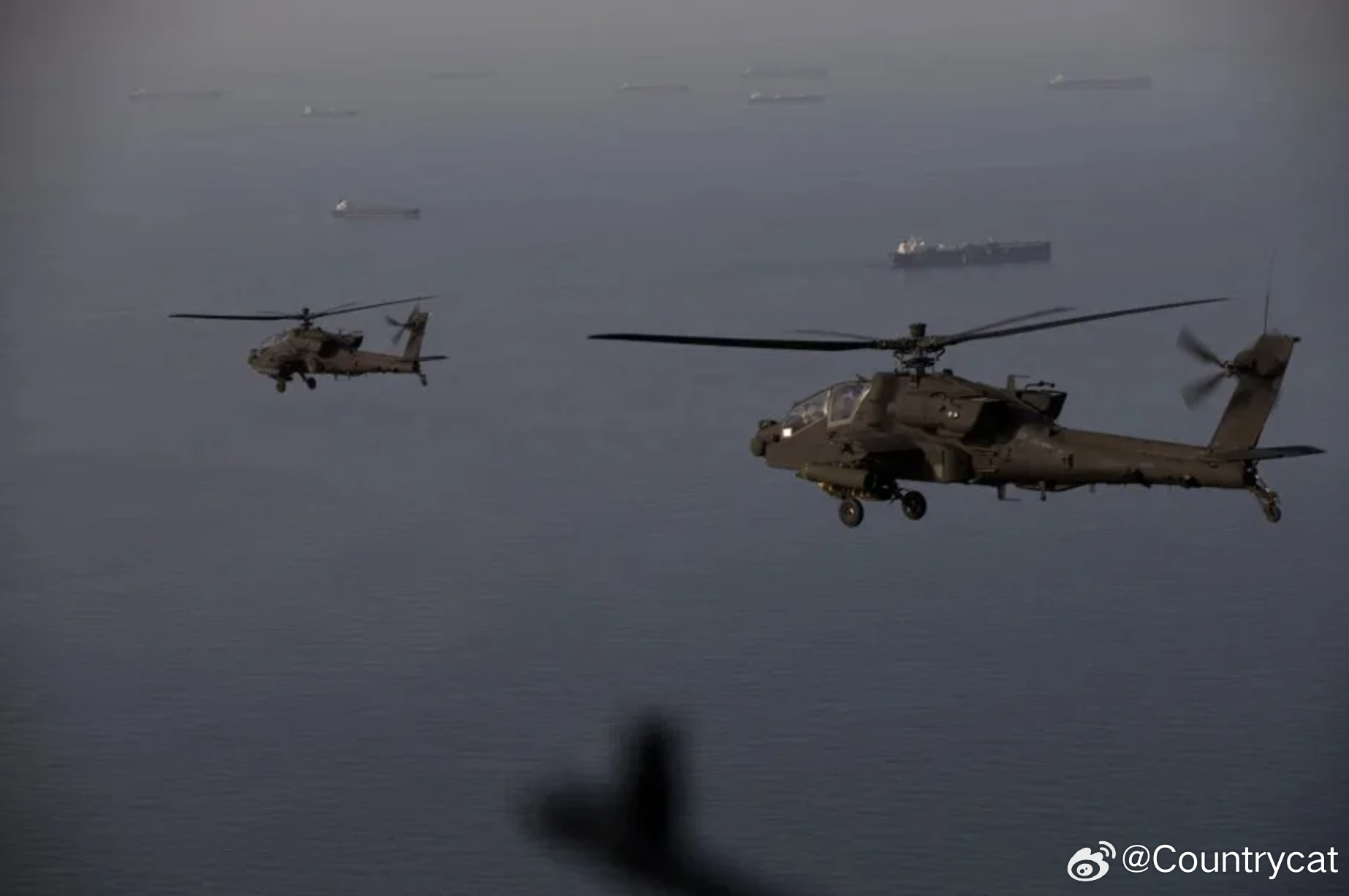 美军阿帕奇直升机坠毁霍尔木兹海峡附近 两名飞行员获救 白宫暂未公布消息海外新鲜事