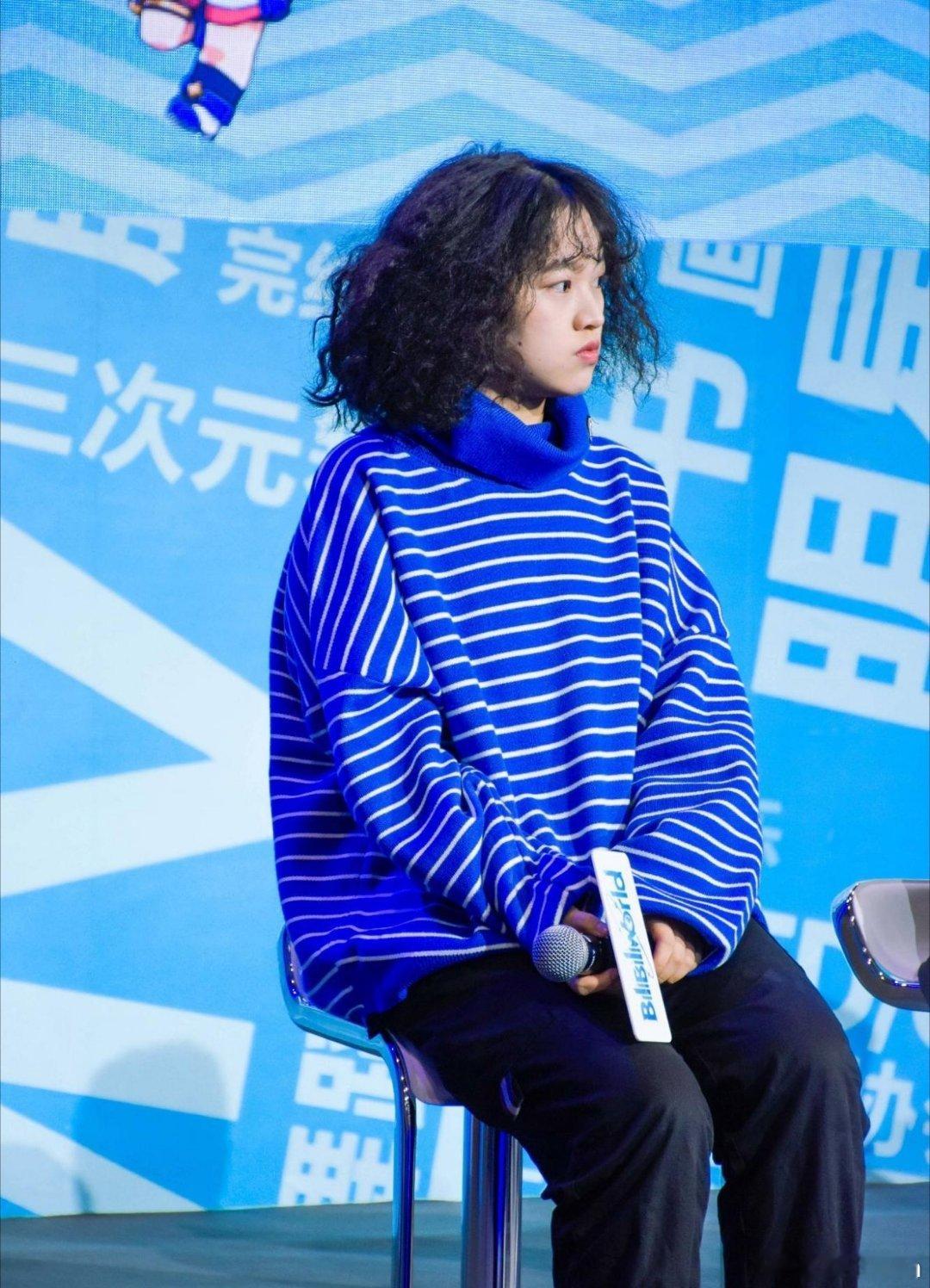 谁教拉宏这么毕业的 同样是一身学士服，怎么她就能拍出这么多花样？那些奇奇怪怪又可